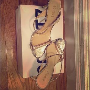 Schutz gold heel